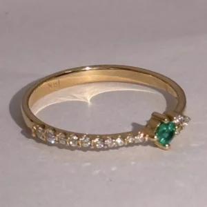 anillo solstice oro, esmeralda y halo de diamantes