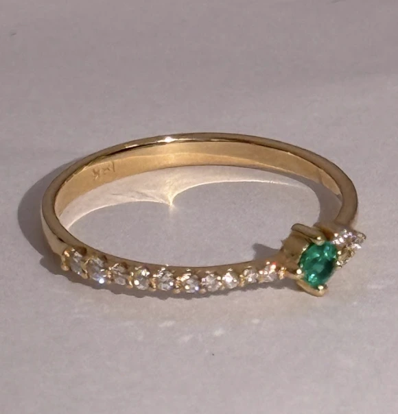 anillo solstice oro, esmeralda y halo de diamantes anillo solstice oro, esmeralda y halo de diamantes