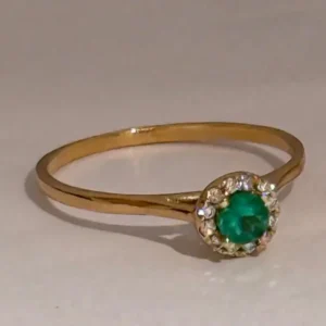 anillo promesa eterna oro, esmeralda y chipas de diamantes