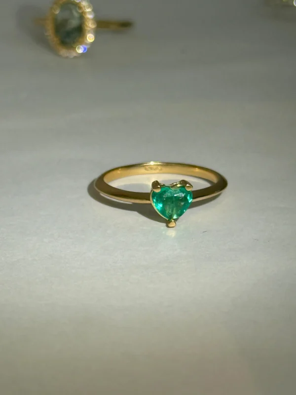 anillo corazón de gaia oro y esmeralda
